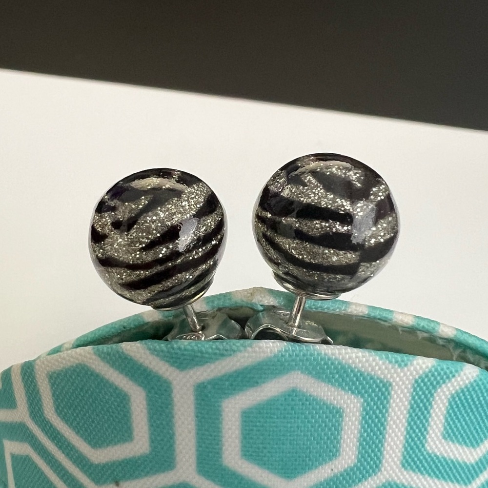 Ross Simmons Italian Murano glass round studs
Black and silver sparkle